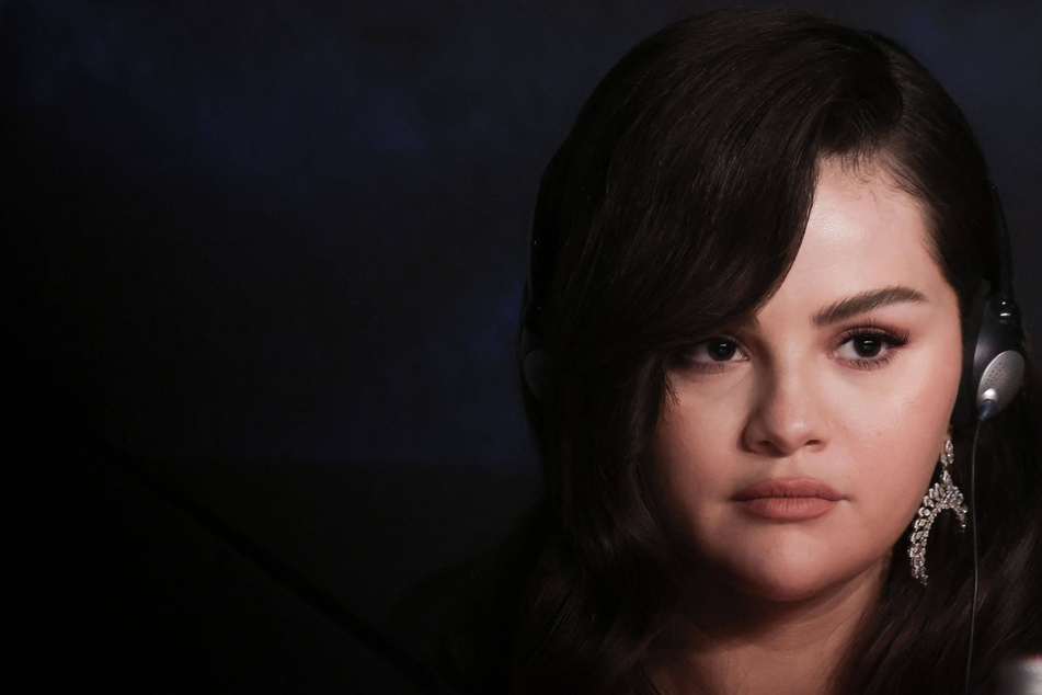 Selena Gomez reveals why she's selective with friends: "Girls are mean"