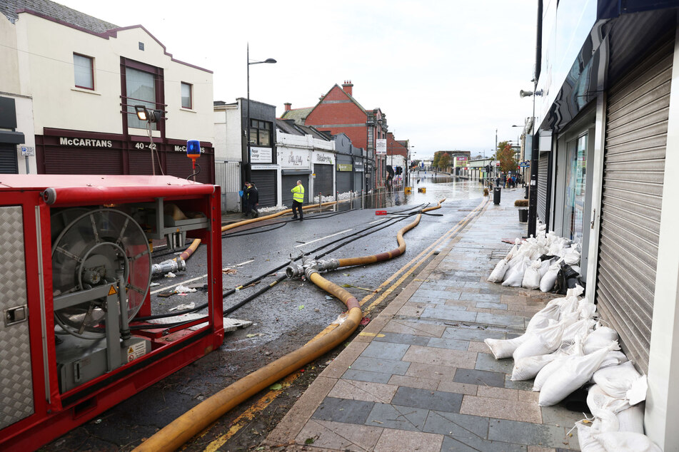 Die nordirische Feuerwehr und der Rettungsdienst pumpen weiterhin Wasser aus überfluteten Gebäuden im Stadtzentrum von Downpatrick. Auch Frankreich und Slowenien haben noch zu kämpfen.