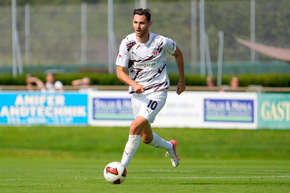 St. Paulis neuer Offensiv-Allrounder Branimir Hrgota (33) spielte in seiner aktiven Karriere als Profifußballer bei erst vier unterschiedlichen Vereinen.