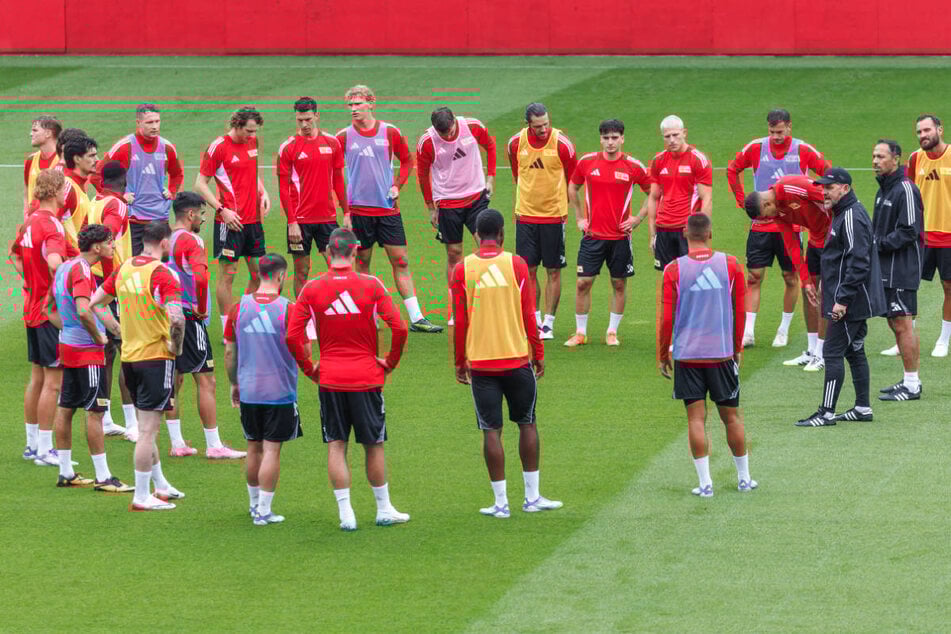 Union Berlin sucht "Unterstützung" für das Trainerteam um Steffen Baumgart (53, 3.v.r.).