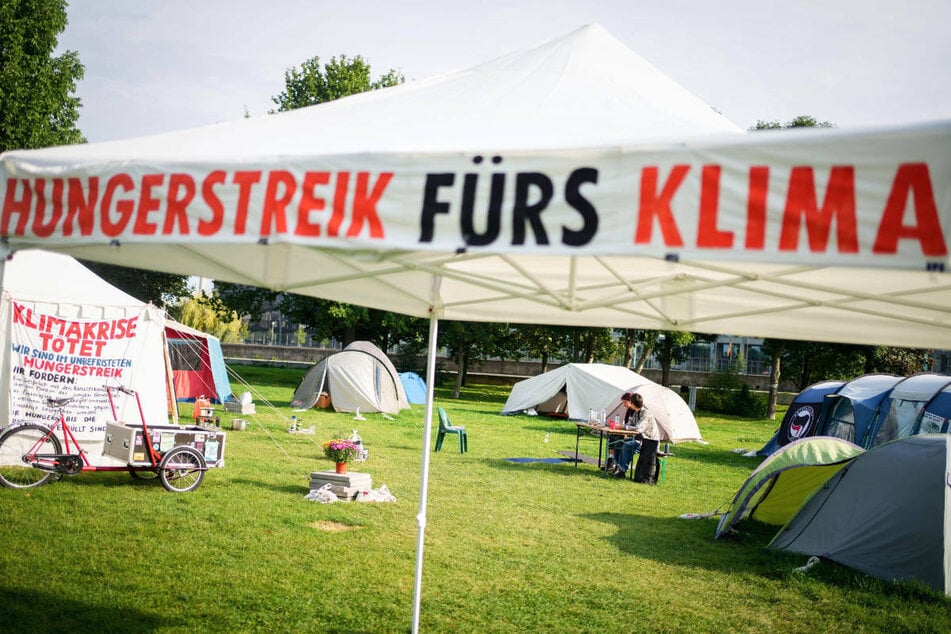 Eine Gruppe von jungen Klimaaktivisten ist am 30. August in der Nähe des Reichstagsgebäudes in einen unbefristeten Hungerstreik getreten.