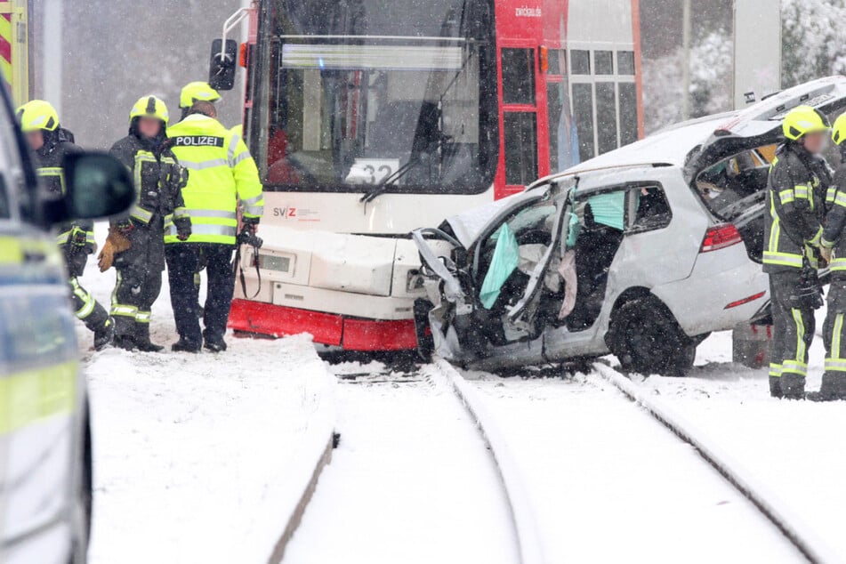 Durch die Kollision entgleiste die Straßenbahn. Die Bergungsarbeiten dauerten bis zum Abend.