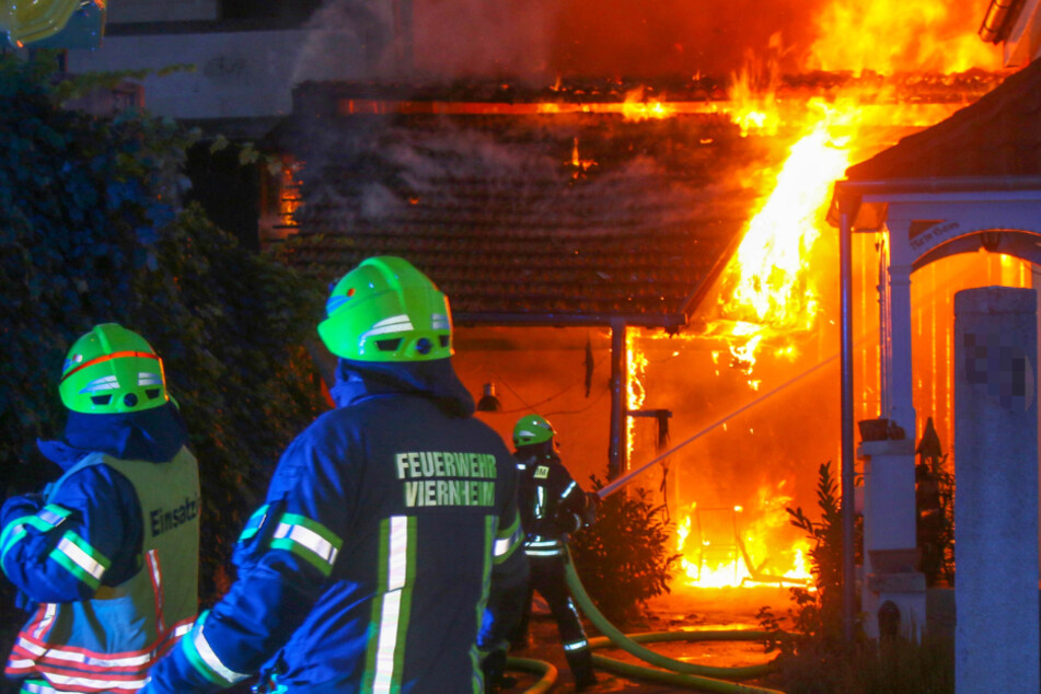 Zahlreiche Einsatzkräfte der Feuerwehr bekämpften die Flammen.