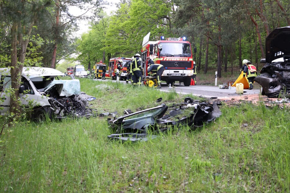 Mercedes gerät in Gegenverkehr: Zwei Tote bei Frontalcrash in Sachsen