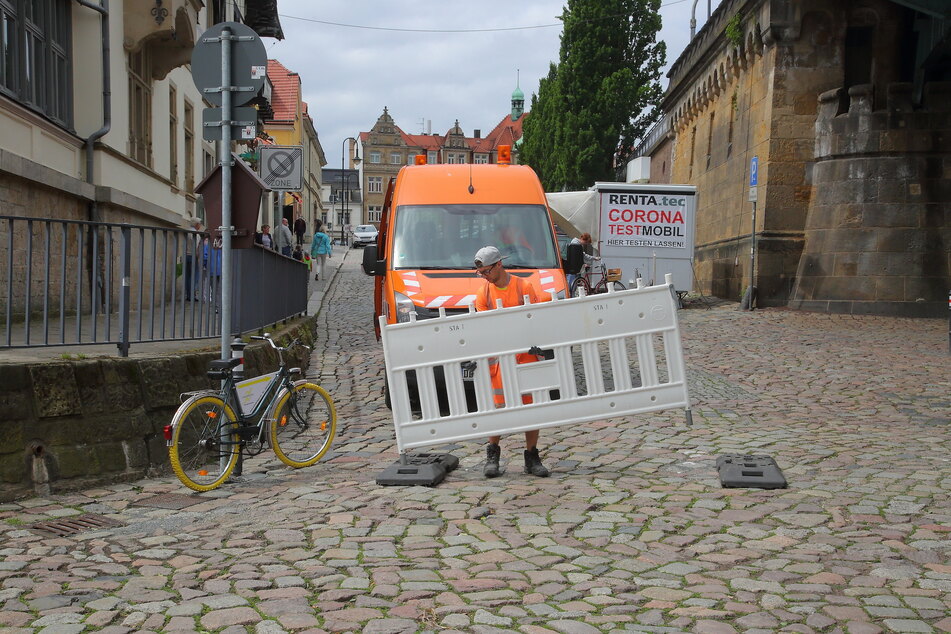 Bis die geklauten Poller ersetzt werden, sollen es zwei Absperrungen richten.