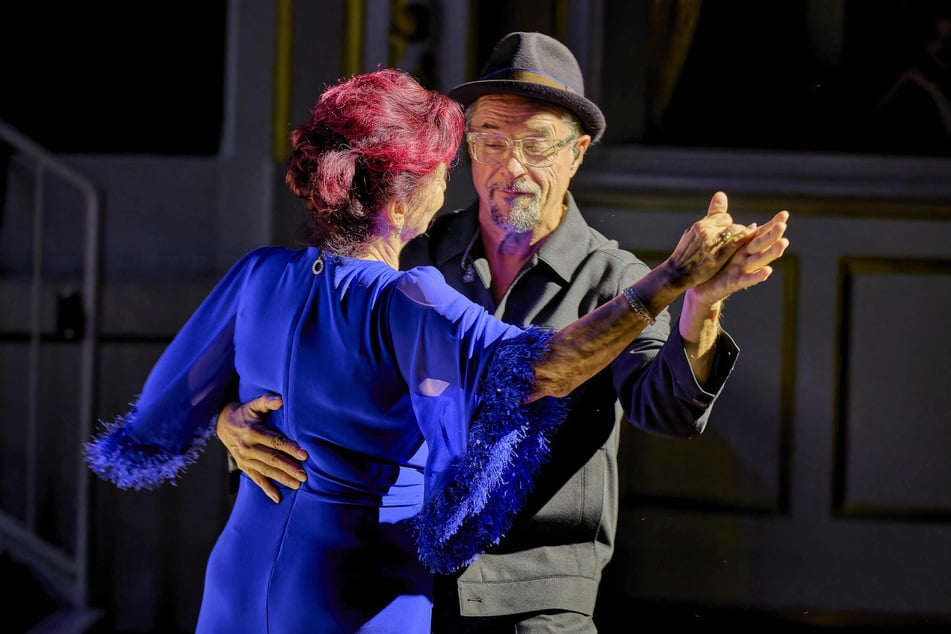 Jan Josef Liefers (62) forderte Viola Klein während seiner Performance zu einem Tanz auf.
