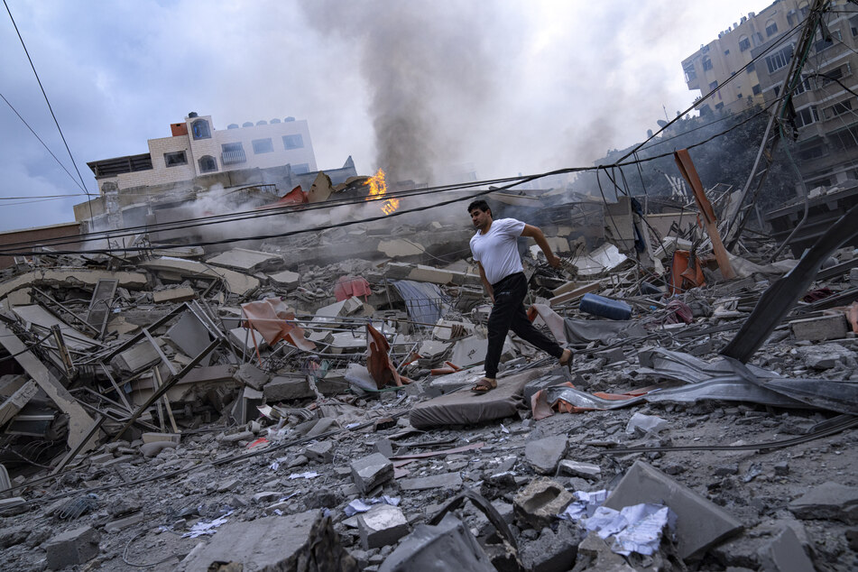 Ein Palästinenser läuft über Trümmer nach israelischen Luftangriffen. Die Kämpfe zwischen israelischen Soldaten und islamistischen Hamas-Kämpfern gehen im Grenzgebiet zum Gazastreifen weiter.