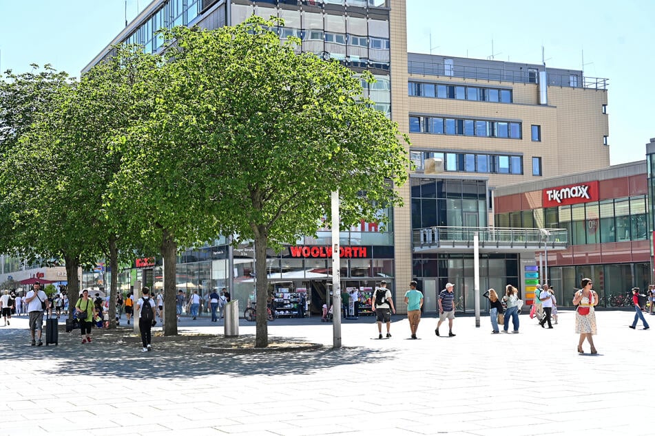 Auf der Prager Straße soll sich der Tunesier gleich mehrfach den geklauten Rucksack vollgestopft haben.