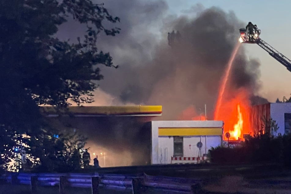 Hamburg: Großeinsatz: Tankstelle in Hamburg steht in Flammen!