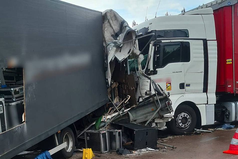 Ein 43-jähriger Lkw-Fahrer hatte zu spät bemerkt, dass der Verkehr im Baustellenbereich ins Stocken geriet und krachte in das Heck eines anderen Lasters.