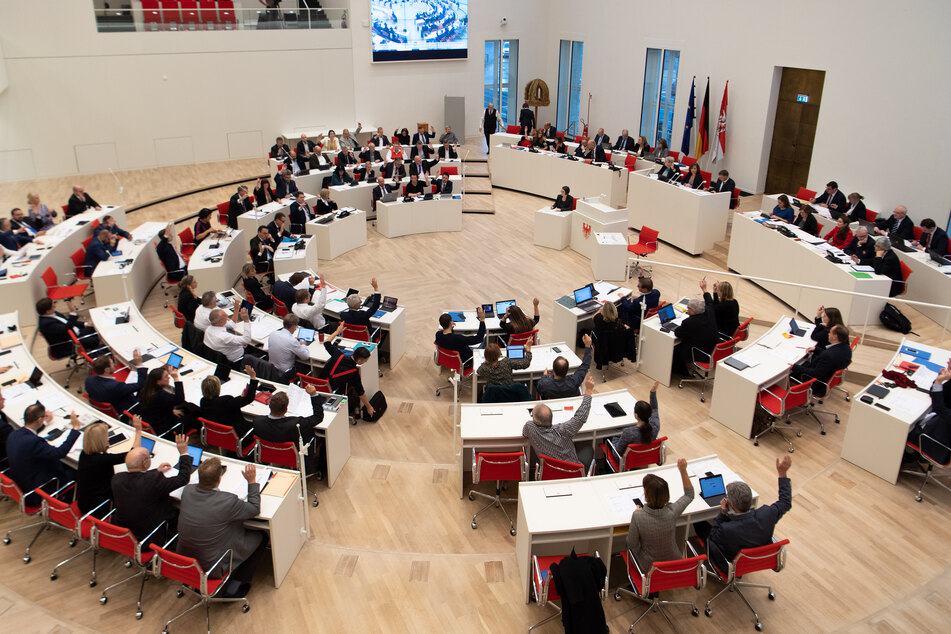 Als erste Schritte für eine Lockerung der Beschränkungen in der Corona-Krise hält die CDU-Fraktion im Brandenburger Landtag eine Öffnung von Einzelhandelsgeschäften und der Gastronomie für sinnvoll.