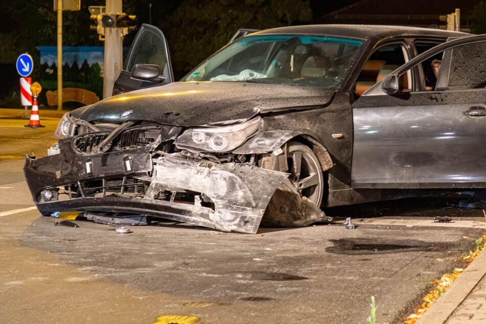 BMW knallt gegen Hauswand: Einsatzkräfte finden nach Unfall verlassenes Auto