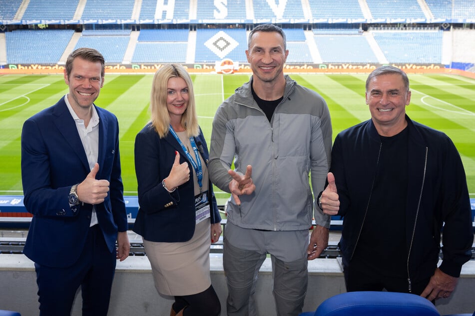 Wladimir Klitschko (2.v.r.) traf sich im Volksparkstadion mit den beiden HSV-Vorständen Eric Huwer (l.) und Stefan Kuntz (r.).