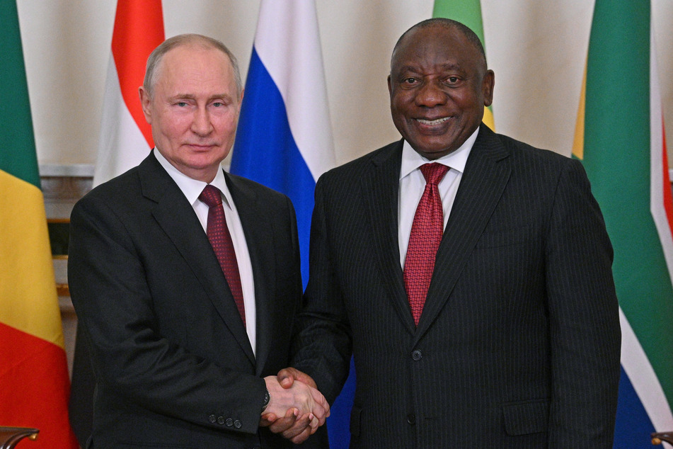 Putin (70, l.) und der südafrikanische Präsident Cyril Ramaphosa (70) bei einem Gespräch der afrikanischen Delegation in Russland.