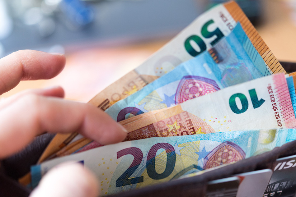 Ein Rentner wurde in der Magdeburger Innenstadt gefragt, ob er Geld wechseln könne - und daraufhin überfallen. (Symbolbild)
