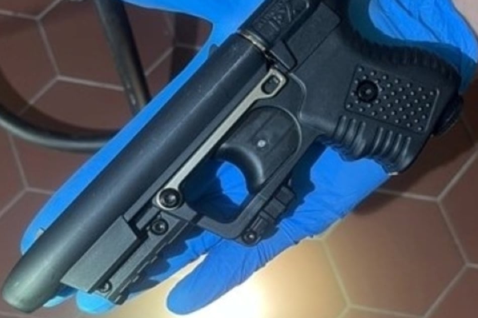 Auch eine Pfefferspray-Pistole wurde von den Beamten sichergestellt.