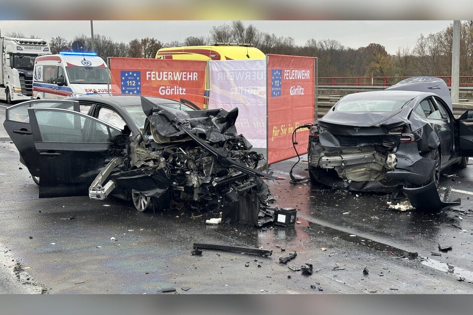 Zwei der drei beteiligten Autos - völlig zerfetzt am Unfallort auf der A4.