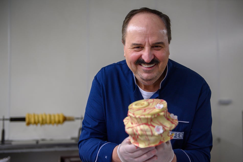 Trägt seit 1977 seinen markanten Schnurrbart: Starkoch Johann Lafer (68). (Archivfoto)
