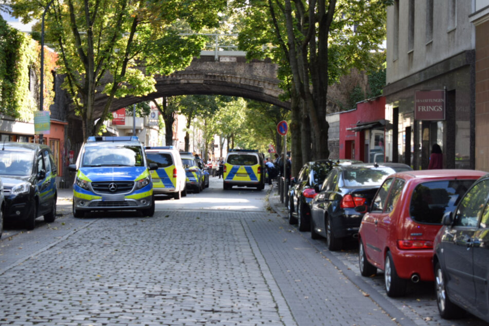 Die Kölner Polizei musste am Mittwoch mit schwerer Schutzausrüstung zu einem Nachbarschaftsstreit im Stadtteil Humboldt-Gremberg anrücken.