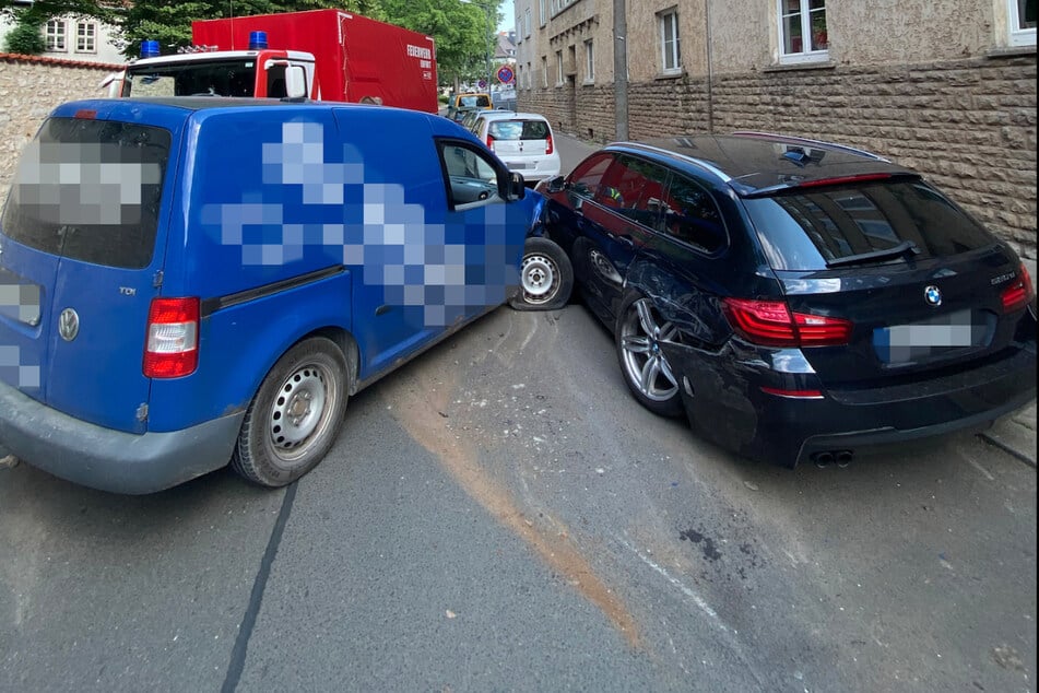 Weil er bei Temperaturen von über 30 Grad zu wenig getrunken hatte, fuhr ein Caddy-Fahrer am Freitag in Erfurt in einen BMW.
