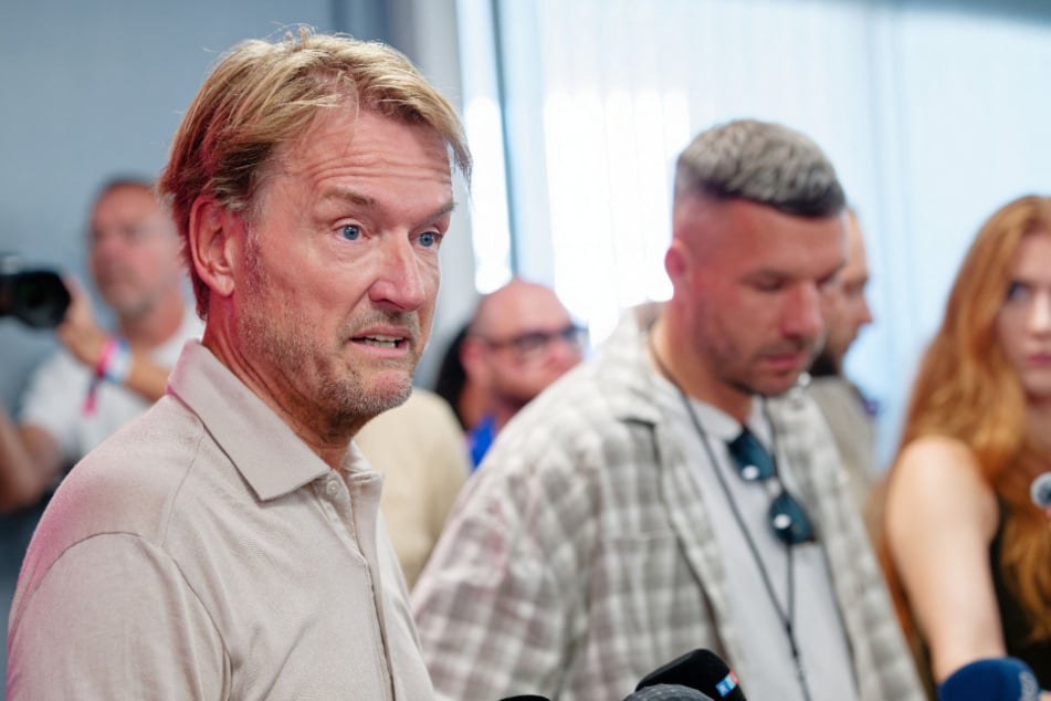 Anders als Markus Krampe (55, l.) nutzte Lukas Podolski nicht öffentlich die Chance, sich für den Eklat um Alphaville zu entschuldigen.