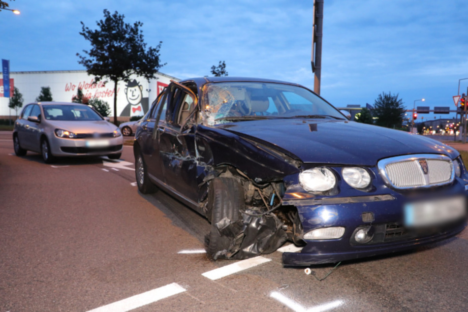 Der blaue Rover des geflohenen Unfallverursachers. Die rechte Seite des Wagens ist völlig kaputt. Hinter ihm der VW Golf, den er bei seinem Manöver rammte.