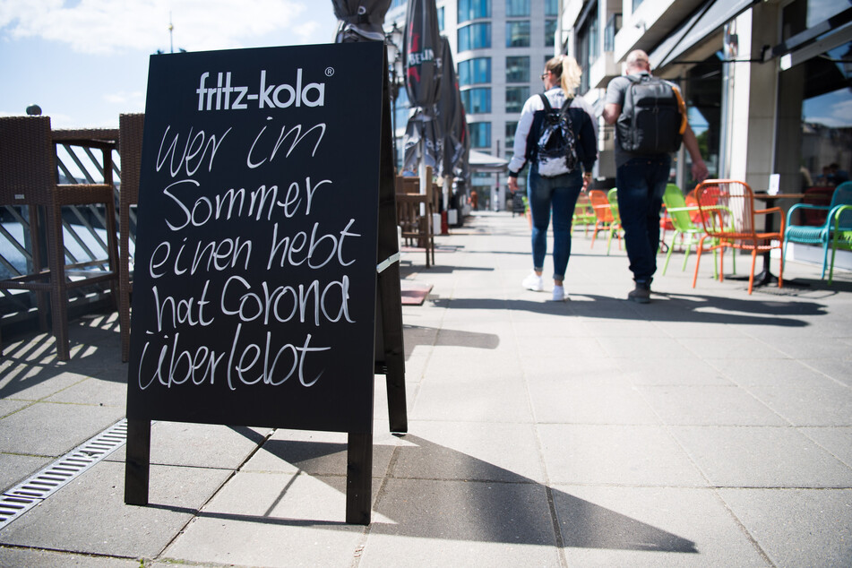 Ein Schild vor einem Berliner Lokal. Die Deutschen reisen während Corona eher mal in deutsche Städte. (Archivbild)
