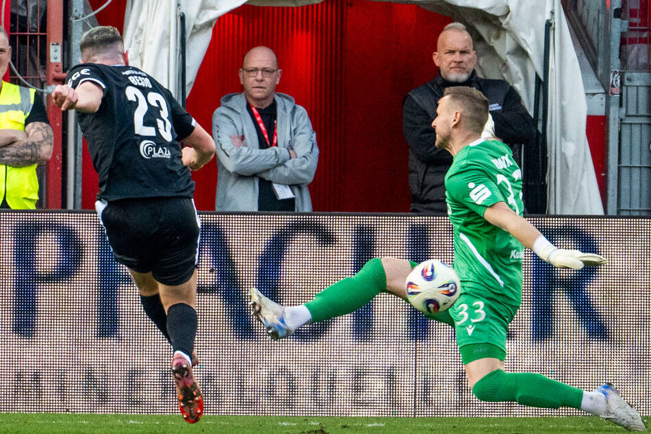 Eine klasse Parade gegen den Verler Angreifer Alessio Besio sicherte Energie Cottbus ein 0:0 gegen den Aufstiegskontrahenten.