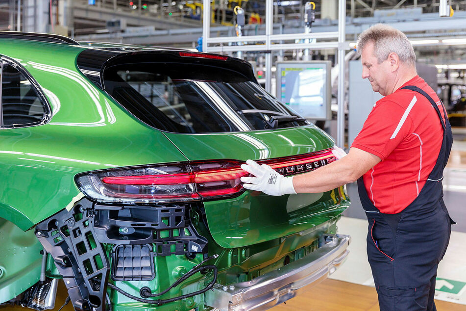Ein Mitarbeiter bei der Produktion eines Macan im Leipziger Porsche-Werk. (Archivbild)
