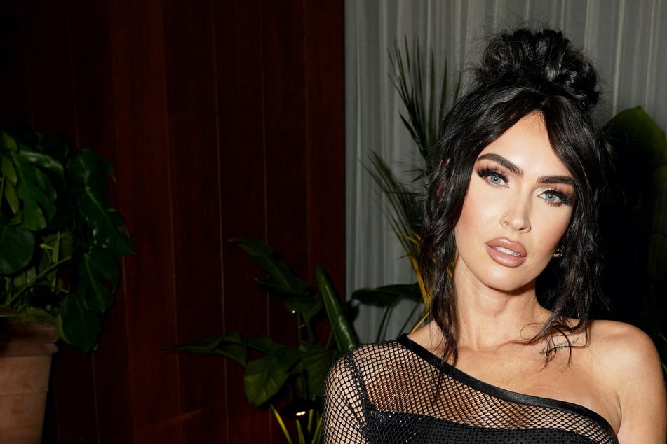 Megan Fox debuts firey new 'do and flies solo at Oscars afterparty