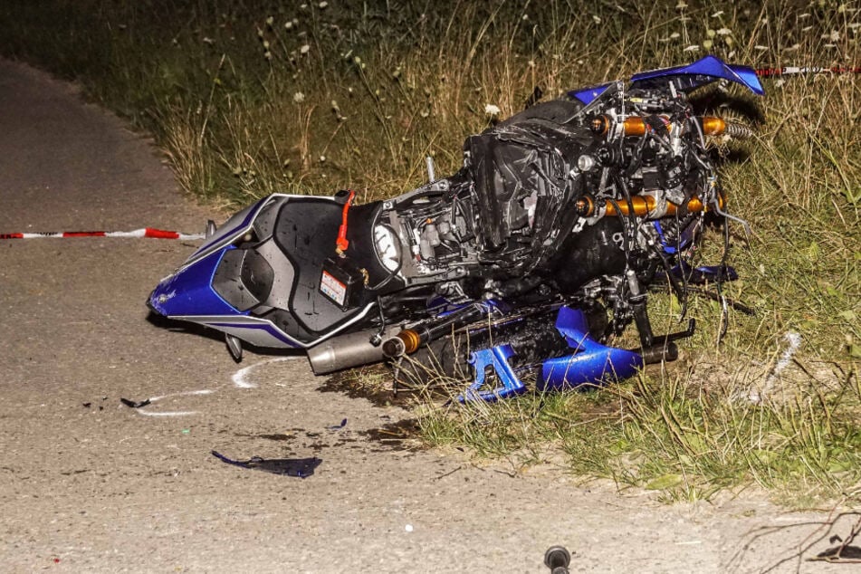 Das verunfallte Motorrad liegt auf der Straße.