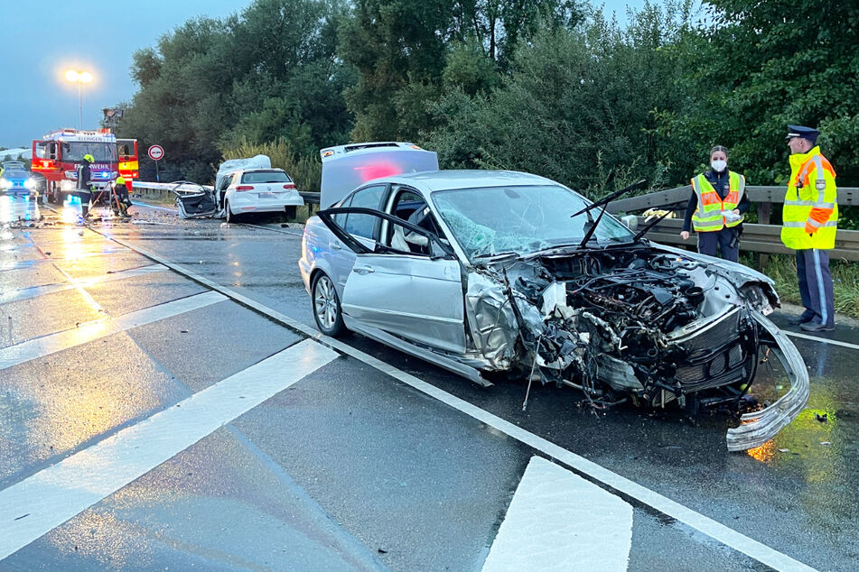 Sowohl der BMW als auch der VW wurden bei dem Zusammenstoß auf der B2 in Bayern völlig demoliert.