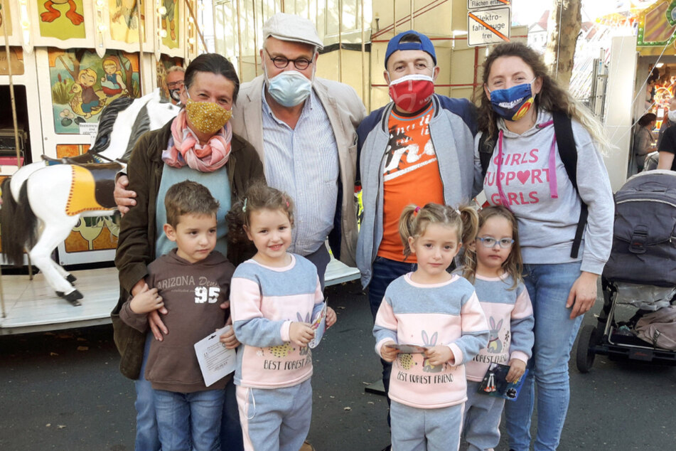 Patenonkel Professor Ekkehard Schleußner (mitte) kommt seinen Pflichten nach und besuchte mit den Jenaer Vierlingen und ihren Eltern Vebi und Oltjana Keta (r.) einen Rummel.