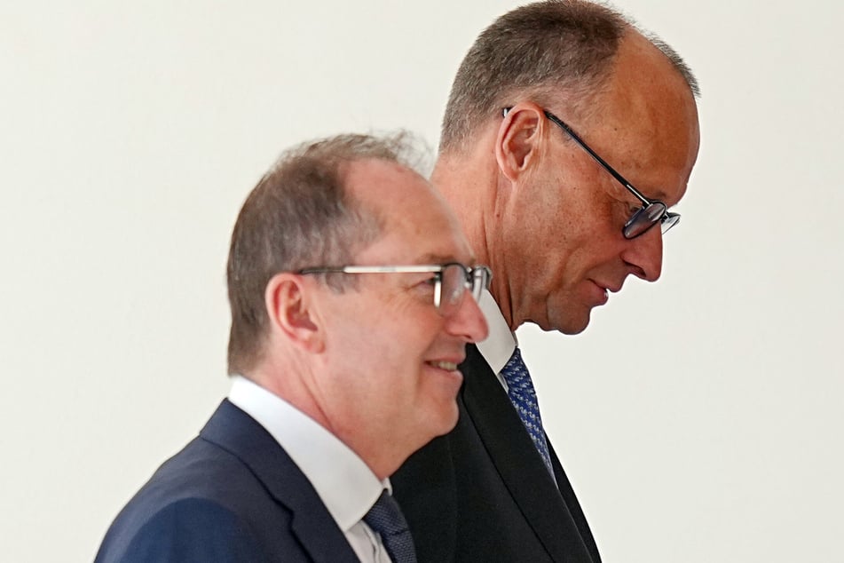 Neu-Kanzler Friedrich Merz (69, hinten) und Bundesinnenminister Alexander Dobrindt (54) wollen schnell Taten sprechen lassen.