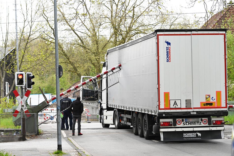 Lastwagen kracht in schließende Schranken Ausfälle und