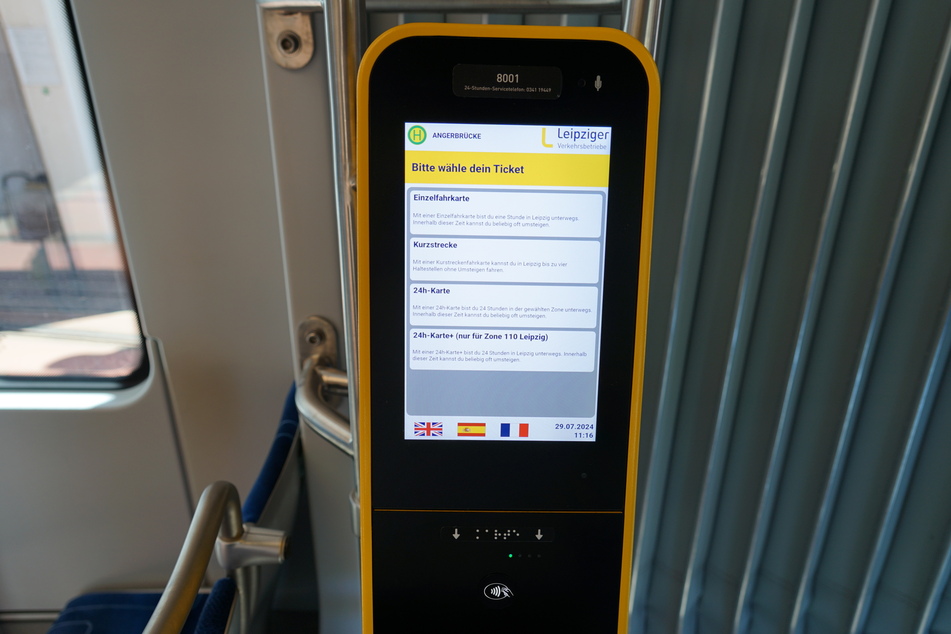 Per Touchscreen kann man - in vier Sprachen - einfach auswählen, welches Ticket man möchte. Nach Betätigung wird der Bezahlvorgang sofort gestartet.