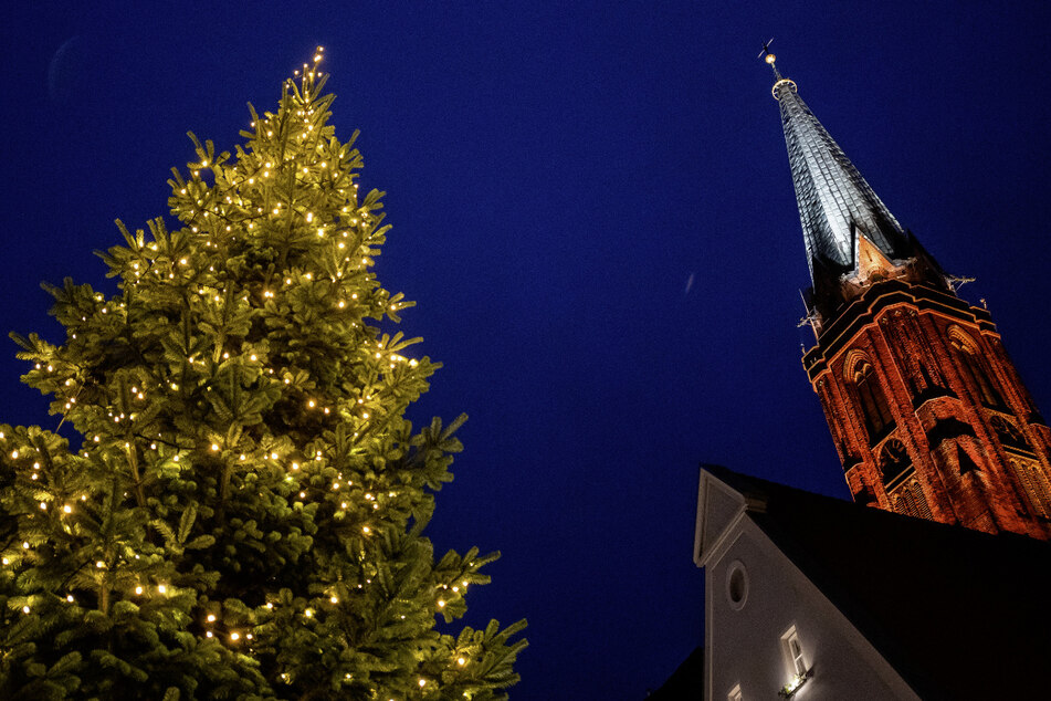 Die St. Nicolai Kirche wird von Lichtern illuminiert. Verschiedene Lichtkünstler haben Lüneburger Kirche teilweise von innen und aussen illuminiert.