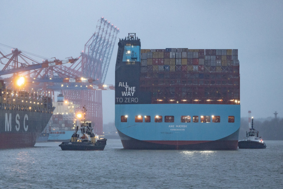 Schlepper ziehen die "Ane Maersk" in den Hamburger Hafen.