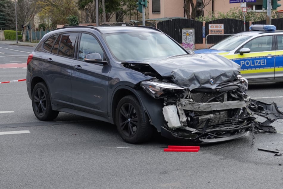 Crash auf der Teplitzer Straße: BMW kracht in Rettungswagen