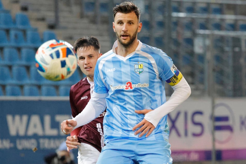 CFC-Torjäger Dejan Bozic (32, v.) fordert von seinen Teamkollegen, dass sich alle hinterfragen und 2026 deutlich ihre Leistung steigern.