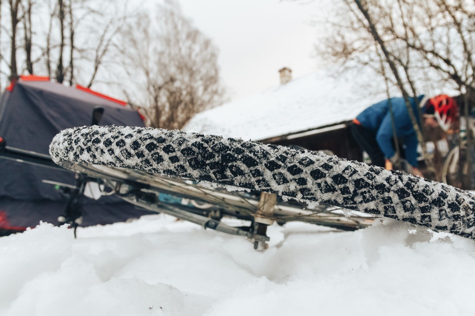 Für mehr Grip auf Schnee und Eis sorgen Winterreifen mit besserem Profil. (Symbolbild)