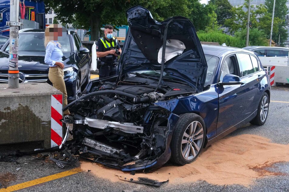 Die Spuren des Unfalls sind an dem Auto deutlich erkennbar.
