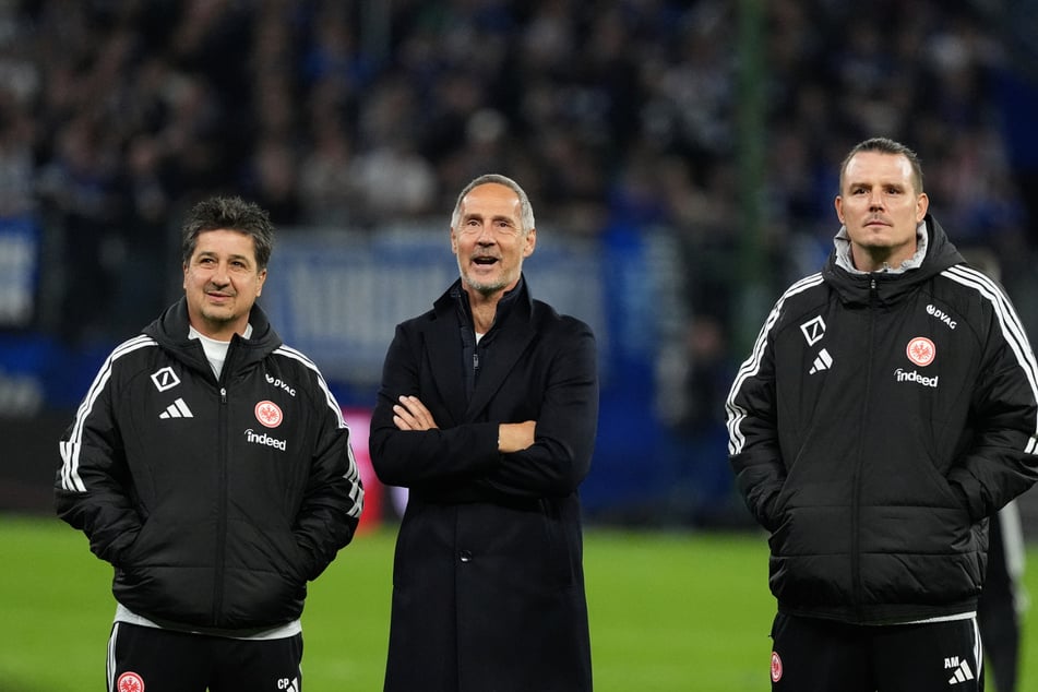 Nach dem Pokal-Sieg in Hamburg gab es viel Lob für Eintracht-Kapitän Robin Koch - auch von Trainer Adi Hütter (56, M.).