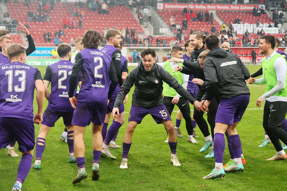 Die Jungs vom FC Erzgebirge Aue jubelten zuletzt bei einem Sieg in Halle.