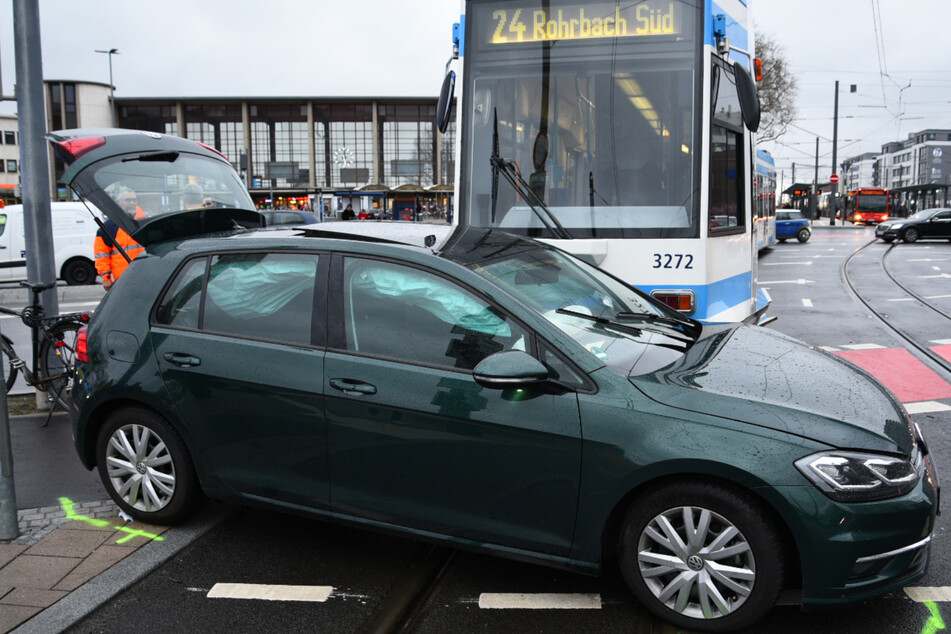 Warum das Auto auf den Schienen stand, war zunächst fraglich.
