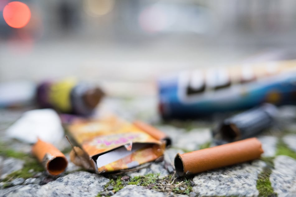 Die Jugendlichen sollen die Feuerwerkskörper von der Straße aus auf den Balkon geworfen haben. (Symbolbild)