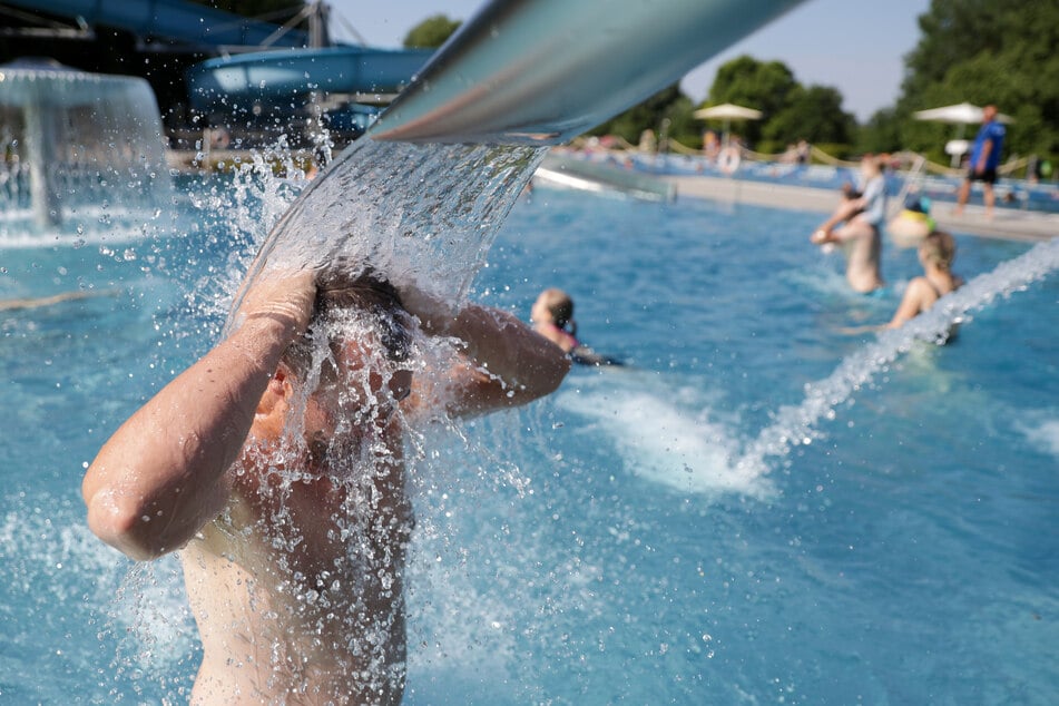 Freibäder waren ein beliebter Ort, um sich bei den extremen Temperaturen abzukühlen. (Symbolfoto)