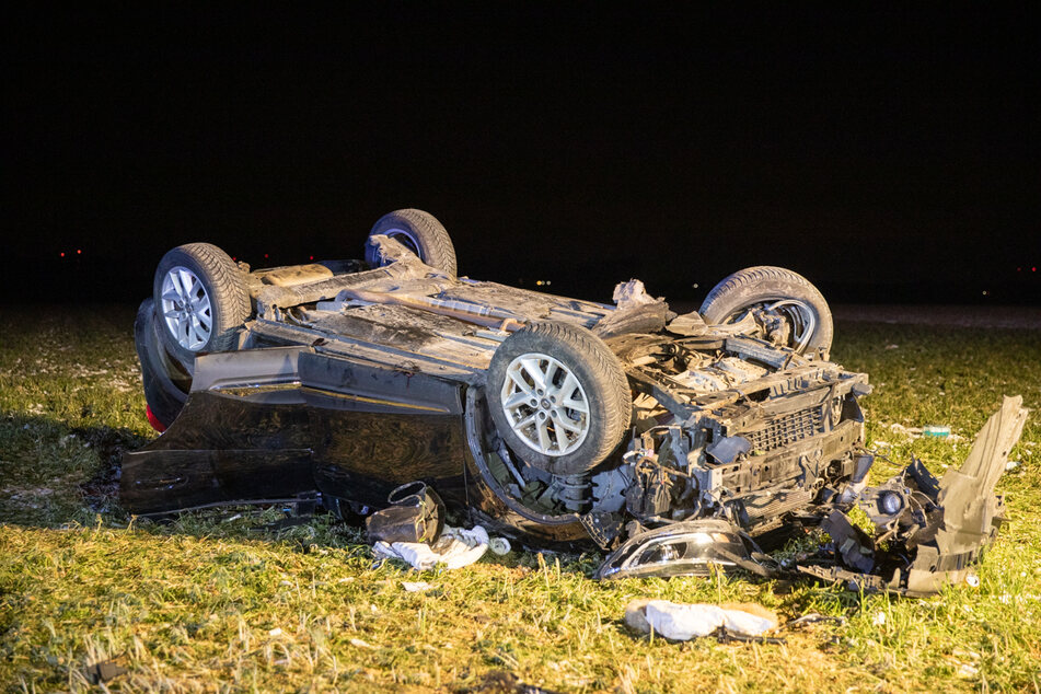 Auto überschlägt sich im Kreisel: Fahrerin (22) schwebt in Lebensgefahr