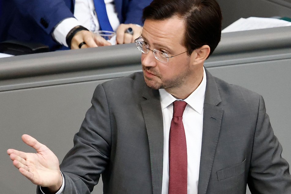 Laut SPD-Fraktionsvize Dirk Wiese (40) muss Sachsen-Anhalt einen Wahlkreis abgeben.