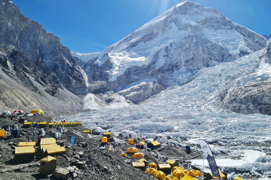 Trotz der Gefahren sind jedes Jahr Tausende Bergsteiger zum Gipfel des Mount Everest unterwegs.